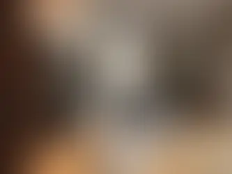 Fechadura inteligente instalada em porta moderna com ambiente residencial sofisticado ao fundo