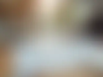 Gestor de obras analisando planta baixa em mesa com amostras de materiais para reforma residencial moderna