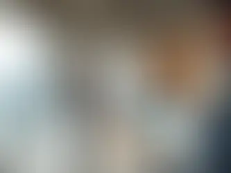 Investidor acompanhando prazo de reforma em tablet dentro de apartamento em obra