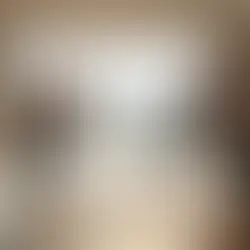 Engenheiro e casal analisando planta de reforma em apartamento em obra