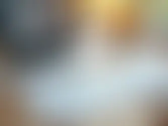 Mesa com cronograma de obra detalhado, laptop, plantas e materiais de construção