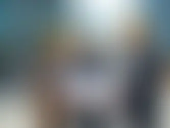 Gerente de obra analisando planta com equipe em canteiro de obra organizado e moderno