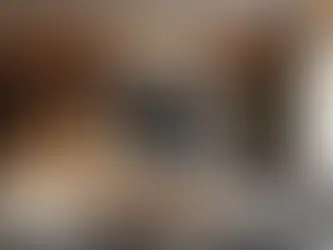 Interior de apartamento moderno com tecnologia smart home, controle por tablet e iluminação personalizada