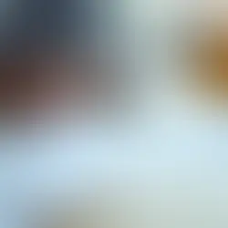 Engenheiro conferindo checklist de documentação de obra residencial em mesa com plantas e tablet 