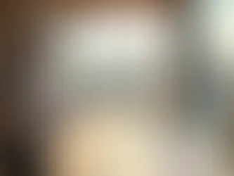 Engenheiro revisando prancheta de gestão de obra dentro de apartamento em reforma em São Paulo