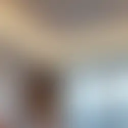 Detalhe de rebaixo de gesso com iluminação embutida em sala de estar moderna