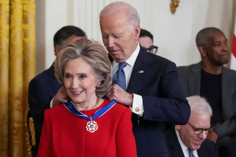 Demokratkinji Hillary Clinton, neuspješnoj kandidatkinji protiv Donalda Trumpa 2016, također je odana počast u Washington, 4. siječnja 2025. (REUTERS/Ken Cedeno)