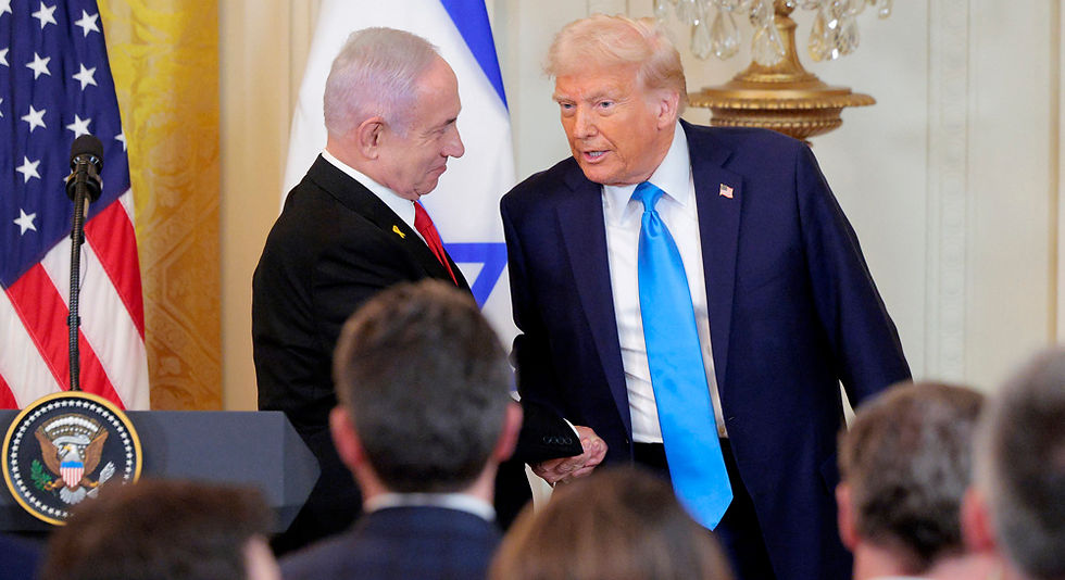 Američki predsjednik Donald Trump (desno) i izraelski premijer Benjamin Netanyahu rukuju se nakon zajedničke konferencije za novinare u Istočnoj sobi Bijele kuće 4. veljače 2025. u Washingtonu, DC. (putem AFP-a)