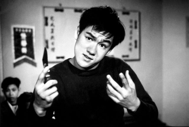 Početkom 1940-ih, obitelj se vratila u Hong Kong, gdje je Lee proveo prvih 18 godina svog života. Kao mladić, umjetnik je studirao ples i čak osvojio prvo mjesto na lokalnom natjecanju u cha-cha-cha plesu