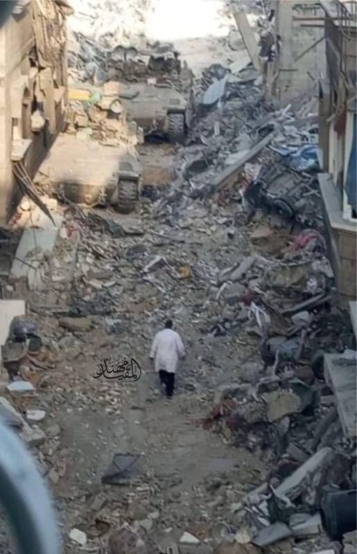 Fotografija dr Husama Abu Safiyyea od 27. prosinca kako u bijelom mantilu ide prema izraelskim tenkovima, obišla je svijet