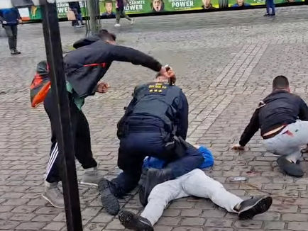 Poznatog njemačkog političara i migrantskog kritičara Michaela Stürzenbergera, migrant napao nožem usred prijenosa uživo