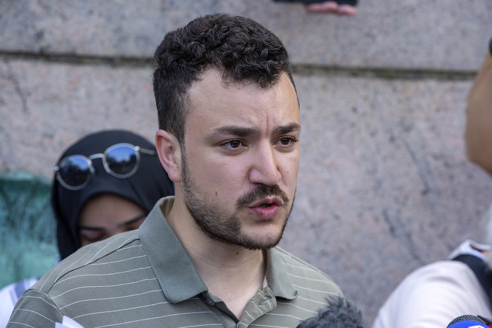 Mahmoud Khalil, vlasnik zelene karte koji nije optužen ni za kakav zločin, bori se za puštanje iz imigracijskog pritvora već četiri mjeseca. | Ted Shaffrey/AP