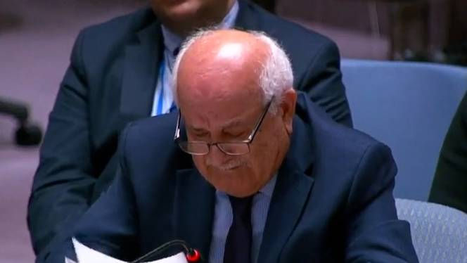 Mansour se rasplakao dok je čitao poruku dr. Mahmouda Abu Nujaile iz 2023. na bolničkoj ploči prije nego što ga je Izrael ubio. / Foto: TRT 