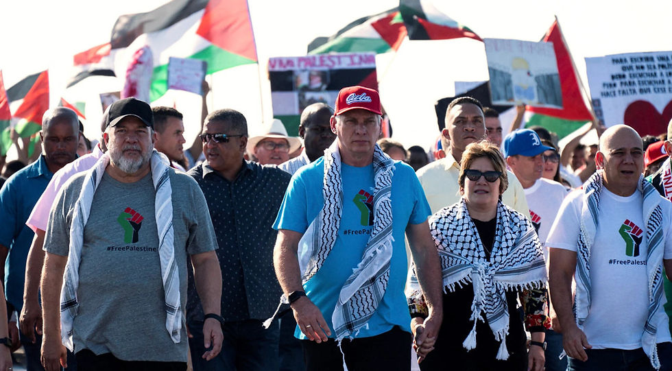 Kubanski premijer Manuel Marrero i predsjednik Miguel Diaz-Canel (s lijeva) sudjeluju u maršu potpore palestinskom narodu i protiv izraelskog genocidnog rata protiv Gaze, u glavnom gradu Havani 23. studenog 2023. (Foto AFP )