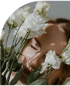 Portrait d'une femme avec des fleurs devant le visage