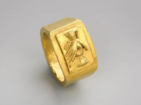 Od ironii do brylantów: jak obrączki ewoluowały od pierścieni kontraktowych do symboli miłości