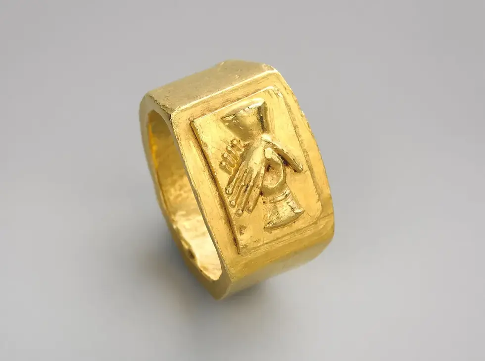 Stary pierścień zaręczynowy, obrączka ślubna