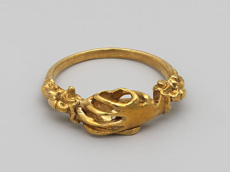 Pierwsze obrączki ślubne: tysiące lat temu – od traw i skóry po złoto