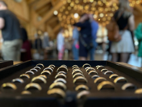 Upuszczona obrączka: Przekleństwo czy ratunek przed złymi duchami? O przesądach ślubnych i magicznej mocy obrączki ślubnej