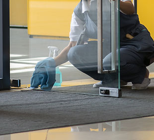 Glasreinigung bezieht sich auf die Reinigung von Fenstern, Spiegeln und anderen gläsernen Oberflächen in Gebäuden oder Fahrzeugen. Die Glasreinigung ist wichtig, um eine klare Sicht nach draußen zu gewährleisten und das Erscheinungsbild des Gebäudes oder Fahrzeugs zu verbessern. Die Reinigung von Glasoberflächen kann durch verschiedene Techniken erfolgen, wie zum Beispiel mit speziellen Reinigungsmitteln und Tüchern, mit einem Abzieher oder mit Wasser und einem Hochdruckreiniger. Die Wahl der Methode hängt von der Größe und Höhe der Glasfläche sowie von der Art und dem Grad der Verschmutzung ab. Eine regelmäßige Glasreinigung trägt dazu bei, dass das Glas frei von Flecken, Staub und Schmutz bleibt und dass sich keine Schäden oder Kratzer auf der Oberfläche bilden. Darüber hinaus kann eine saubere Glasoberfläche auch zur Verbesserung der Energieeffizienz beitragen, indem sie das Eindringen von Sonnenlicht und damit die Erwärmung des Innenraums reduziert. Die Glasreinigung sollte von erf