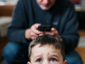 נוכחים נפקדים: למה אנחנו מבלים עם הילדים יותר מאי פעם, אבל הם מרגישים לבד?