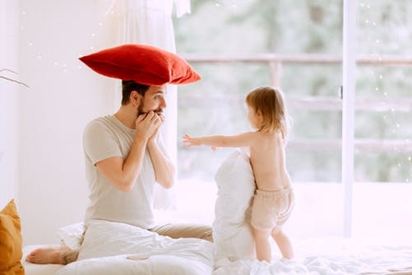 האם לשלב הומור בעניין רציני כמו חינוך?