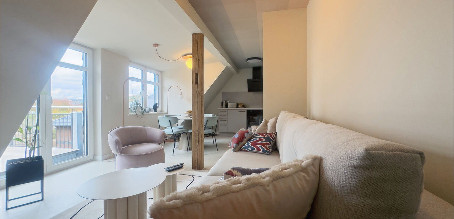 Schön und stillvoll eingerichtetes Wohnzimmer mit Küche