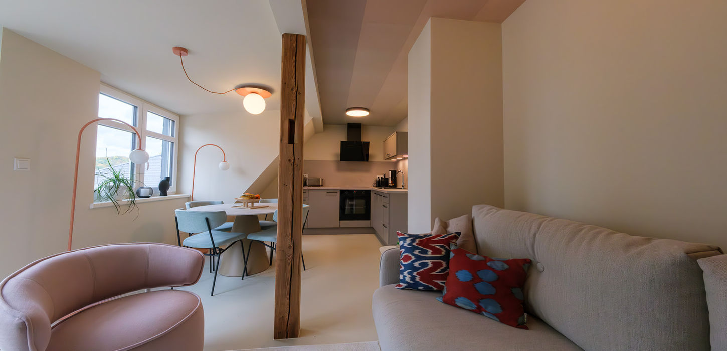 Schön und stillvoll eingerichtetes Wohnzimmer mit Küche