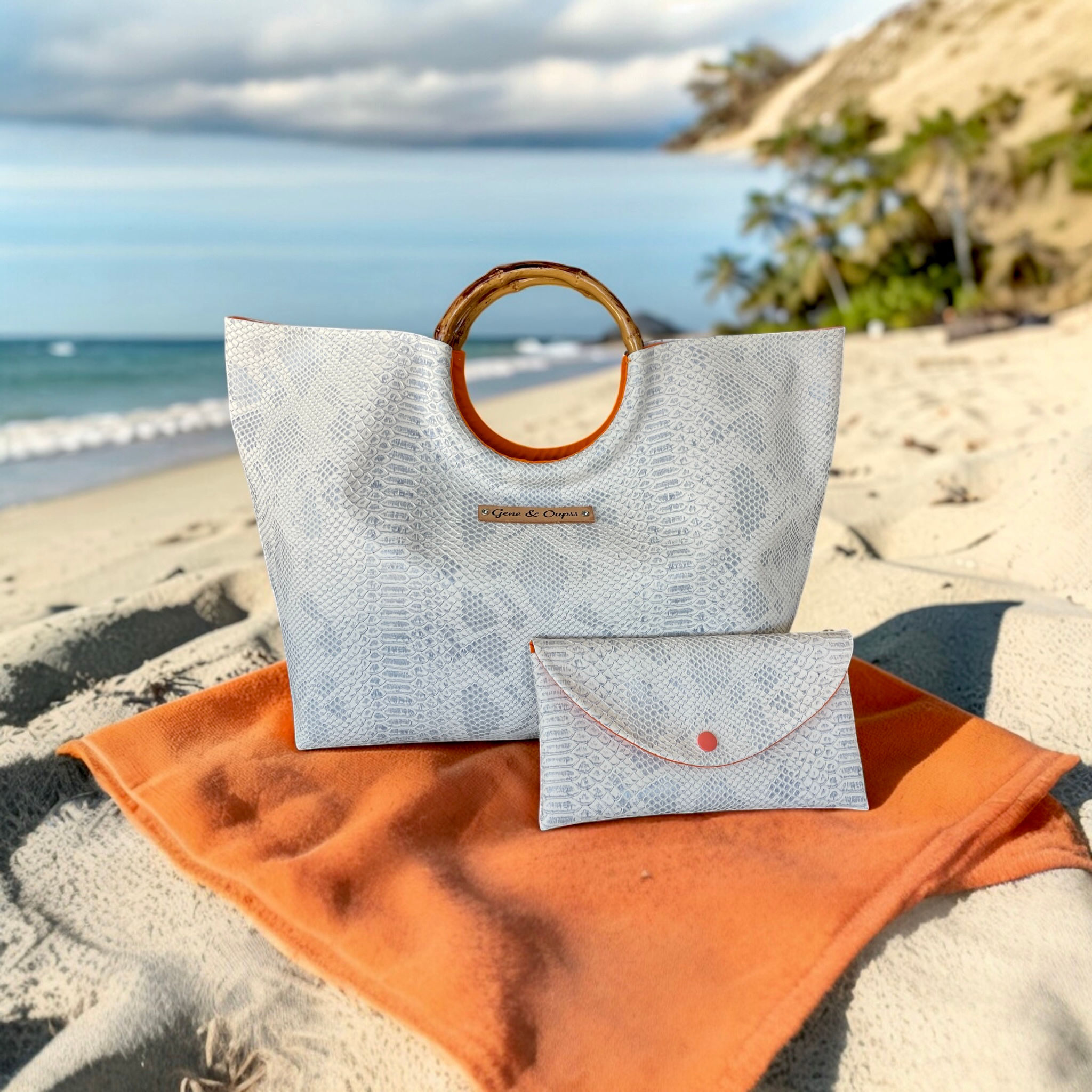 Cabas Midi similicuir serpent blanc et sa pochette assortie.