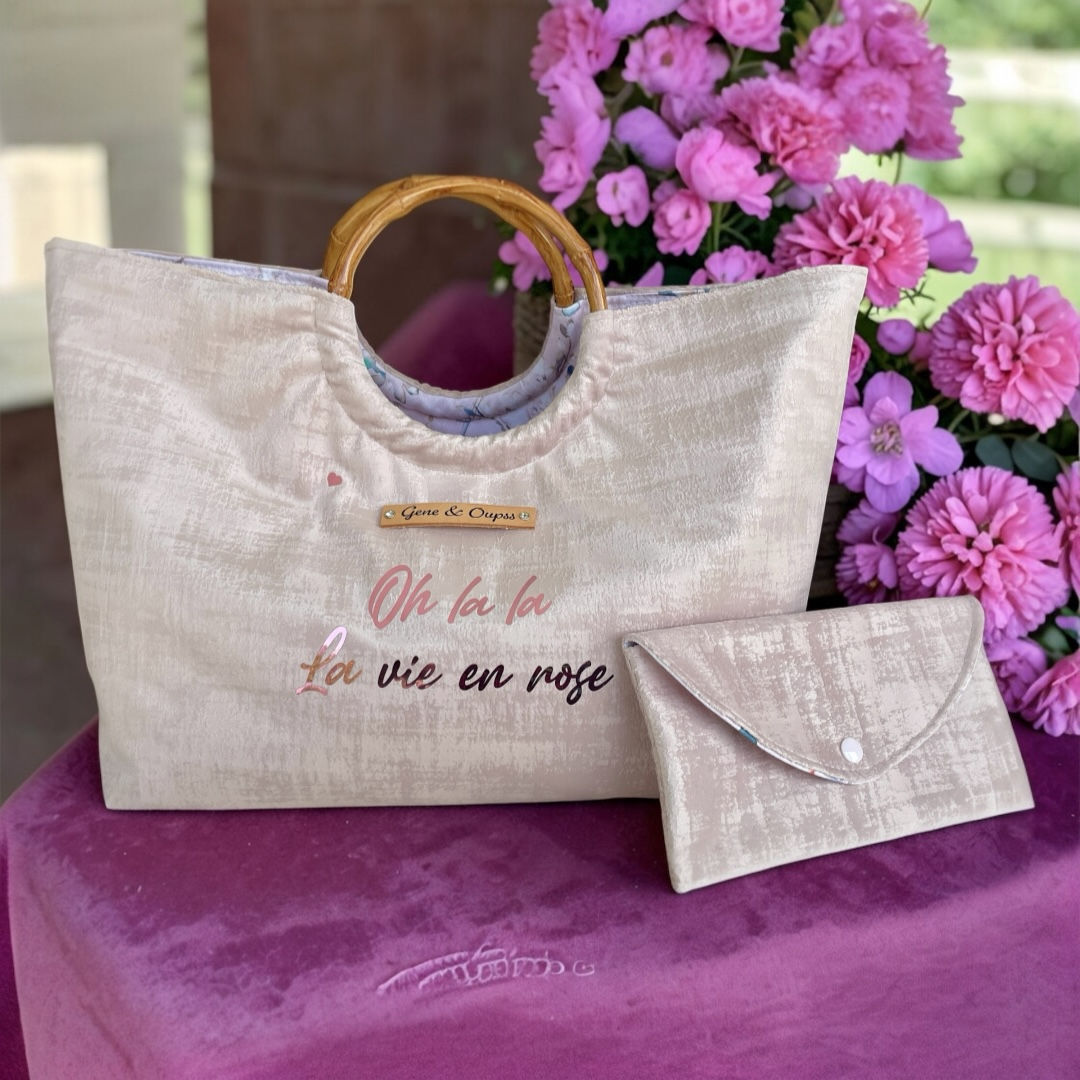 Cabas Midi en velours rose, doublure rose à fleurs et sa pochette assortie.