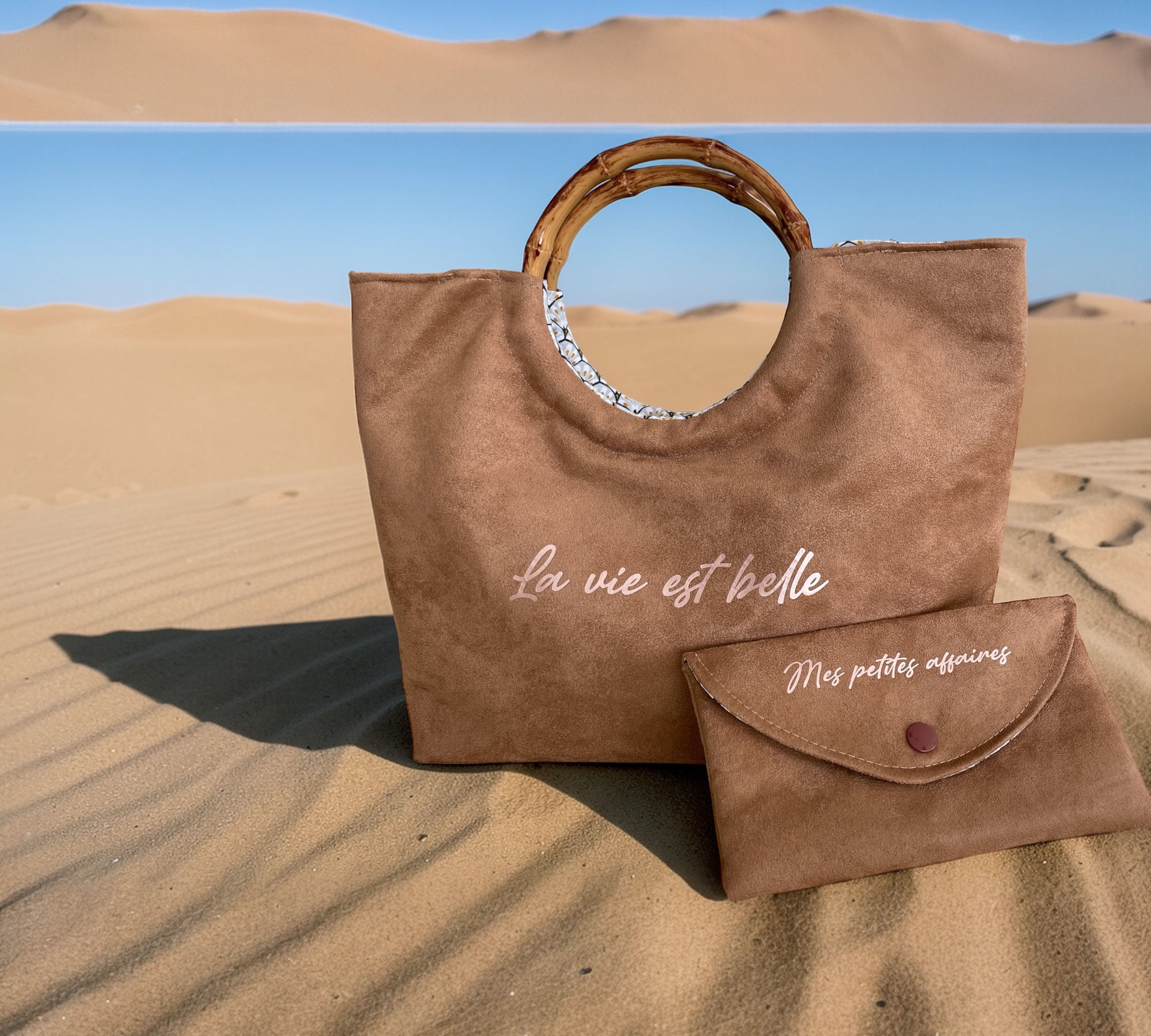 Cabas Mini  "la vie est belle" Suédine camel et sa pochette assortie.