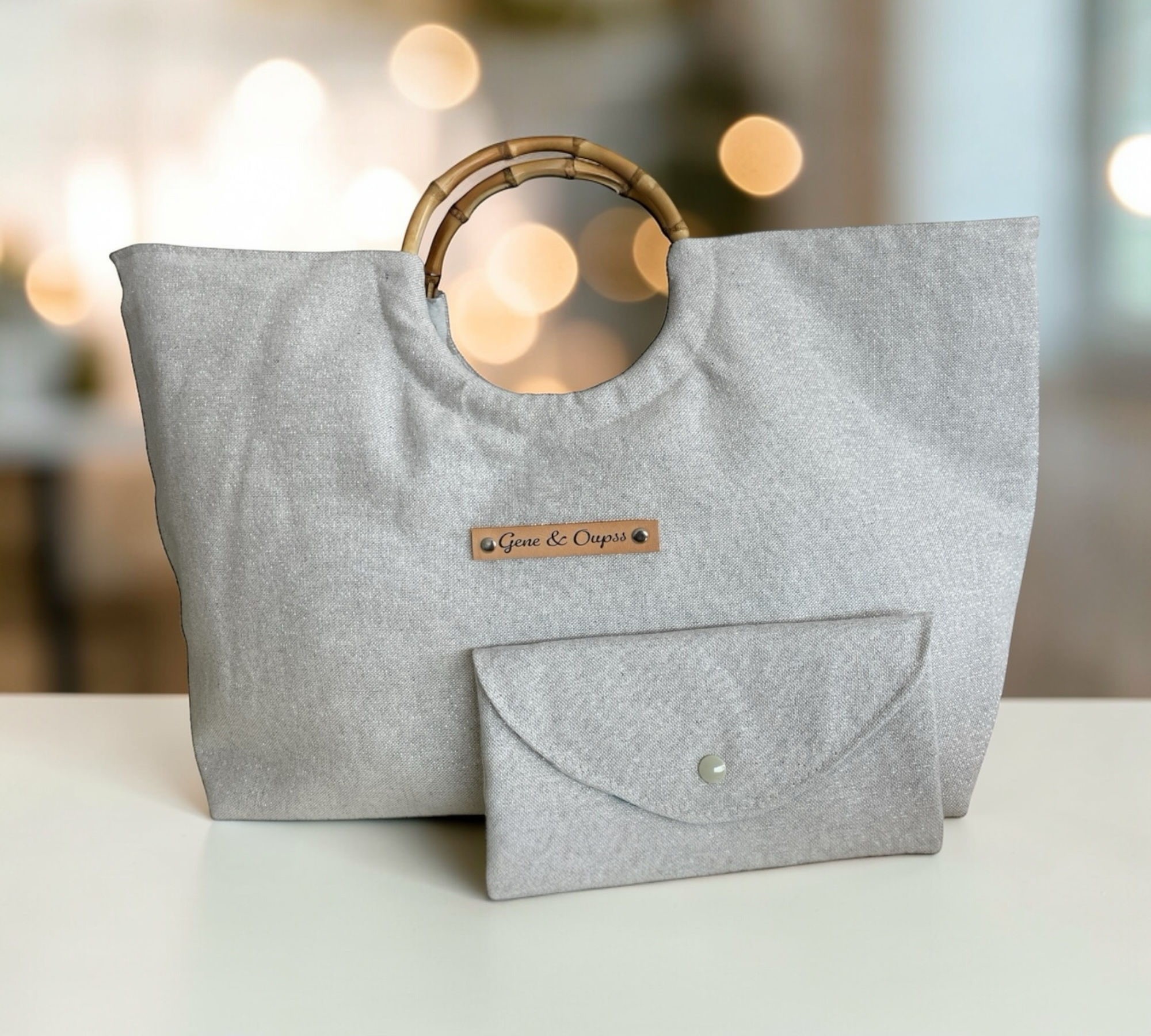 Cabas Midi en lin pailleté blanc cassé et sa pochette assortie.