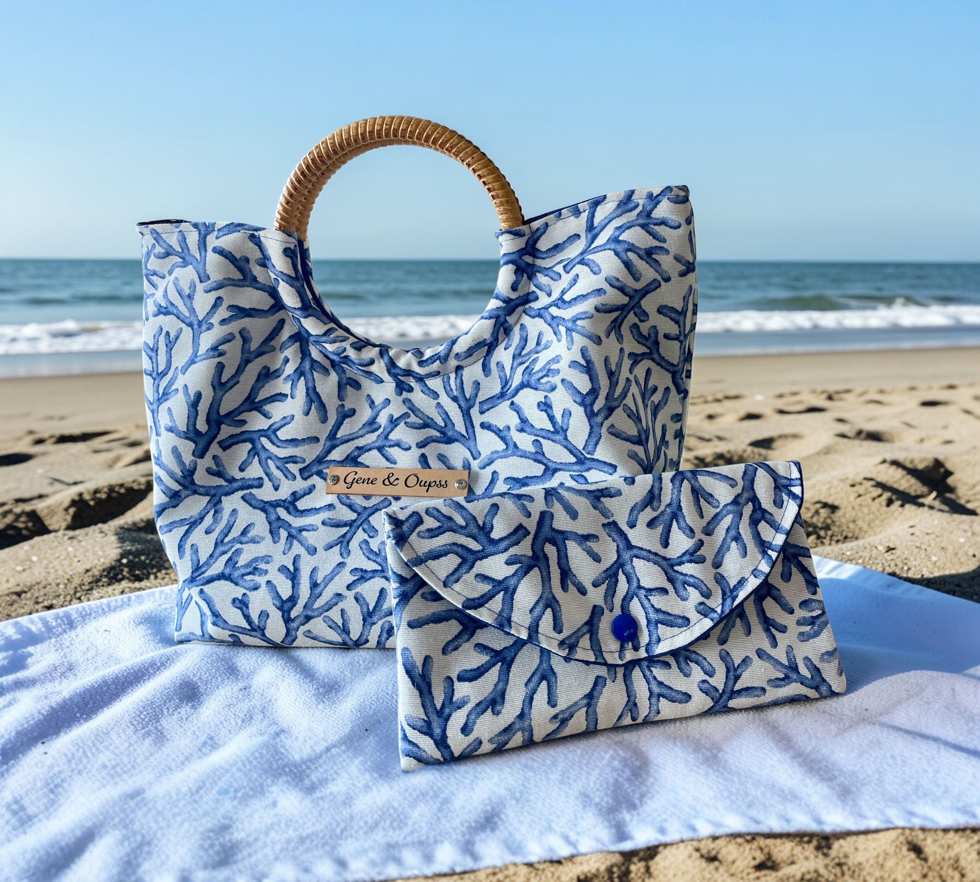Cabas Mini bleu corail  et sa pochette assortie personnalisable.
