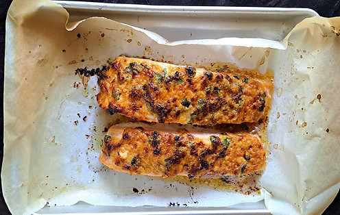 salmón en 
mantequiila de miso, salmón, filete de salmón, platillo principal, pescado, pescado al horno, miso
