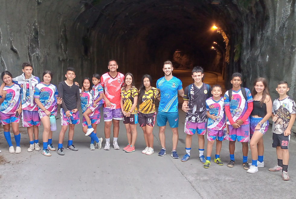 Fussball und lachende Kinder in Bucaramangas Norden