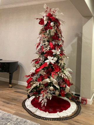 red-and-gold-on-green-Christmas-tree.JPEG