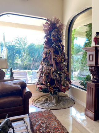 luscious-gold-and-bronze-tone-Christmas-decor.JPEG