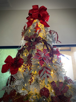 red-bows-on-white-flocked-Christmas-tree.JPEG