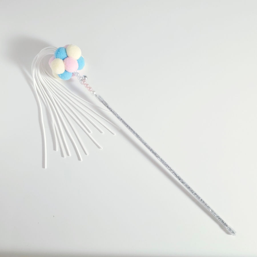 Katzenspielzeug von Cat Tree Naturkatzenbaum Schweiz – liebevoll ausgewählt und verspielt.