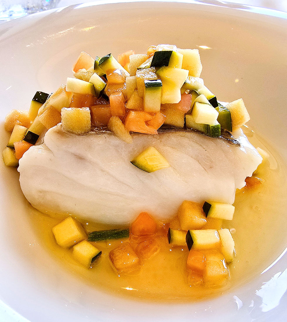 Merlua a la vinagreta servida en plato blanco