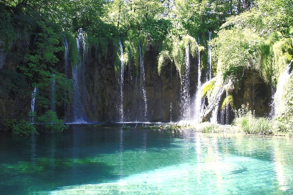 Cascata bellissima di un fiume, dove ritrovare la pace e il benessere olistico