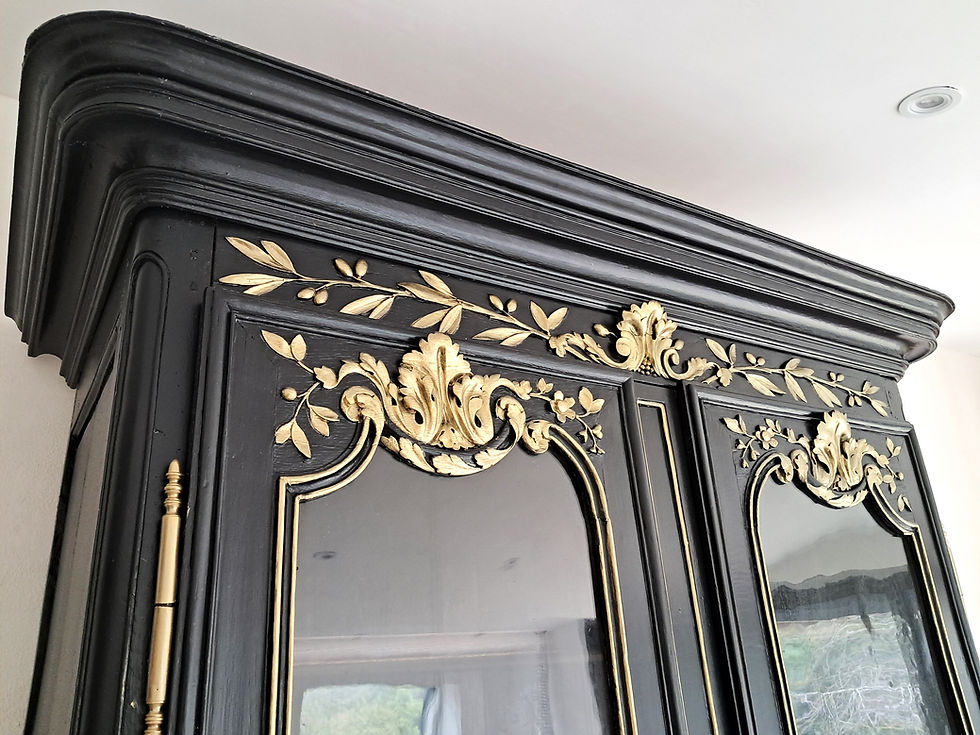 Miniature : Vitrine chevillée ancienne patinée noir et or vieilli style Napoléon III..