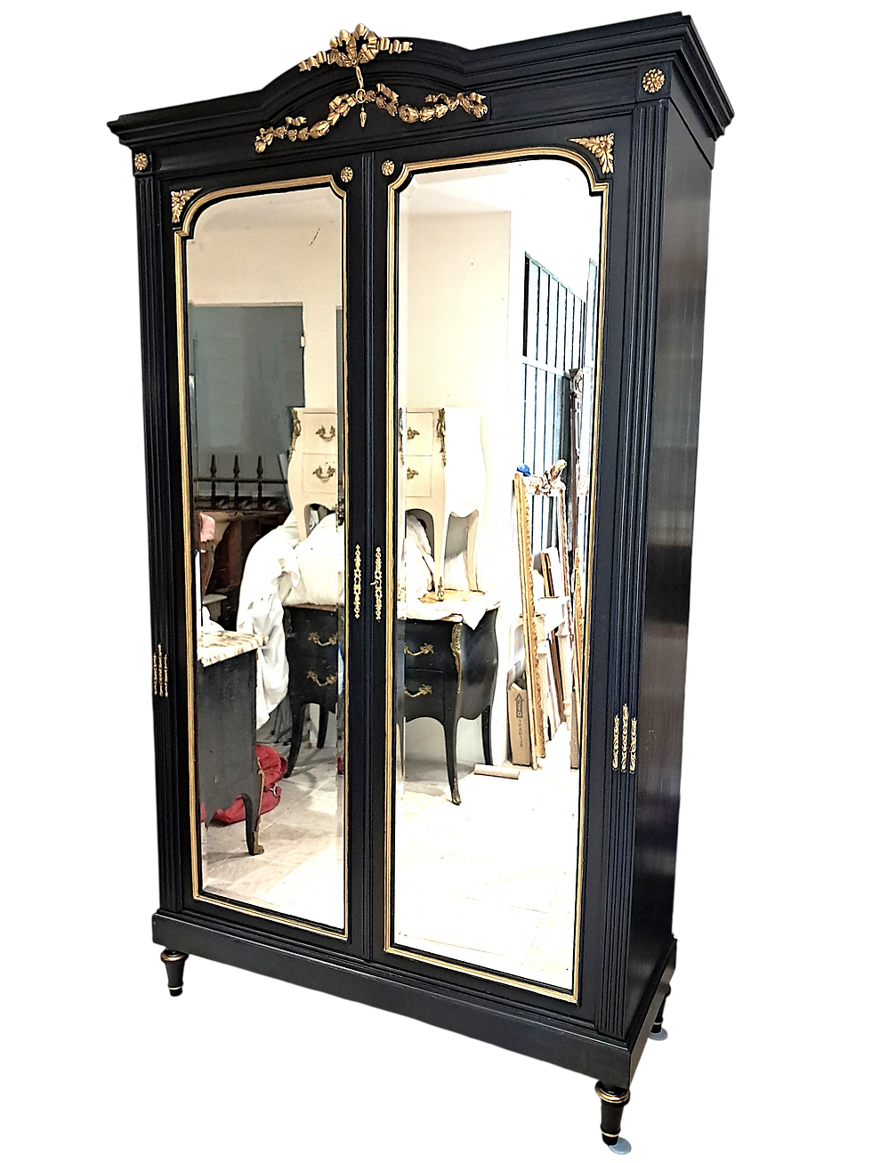 Miniature : Armoire ancienne patinée noire et or vieilli style Louis XVI.