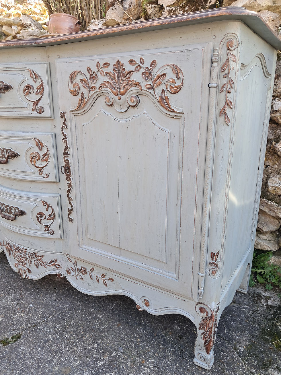 Miniature : Buffet galbé, chevillé, patiné bleu-gris style Louis XV Fleuri.