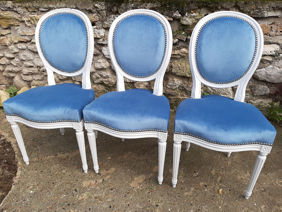 Miniature : Chaise médaillon tapissée et patinée ancienne style Louis XVI