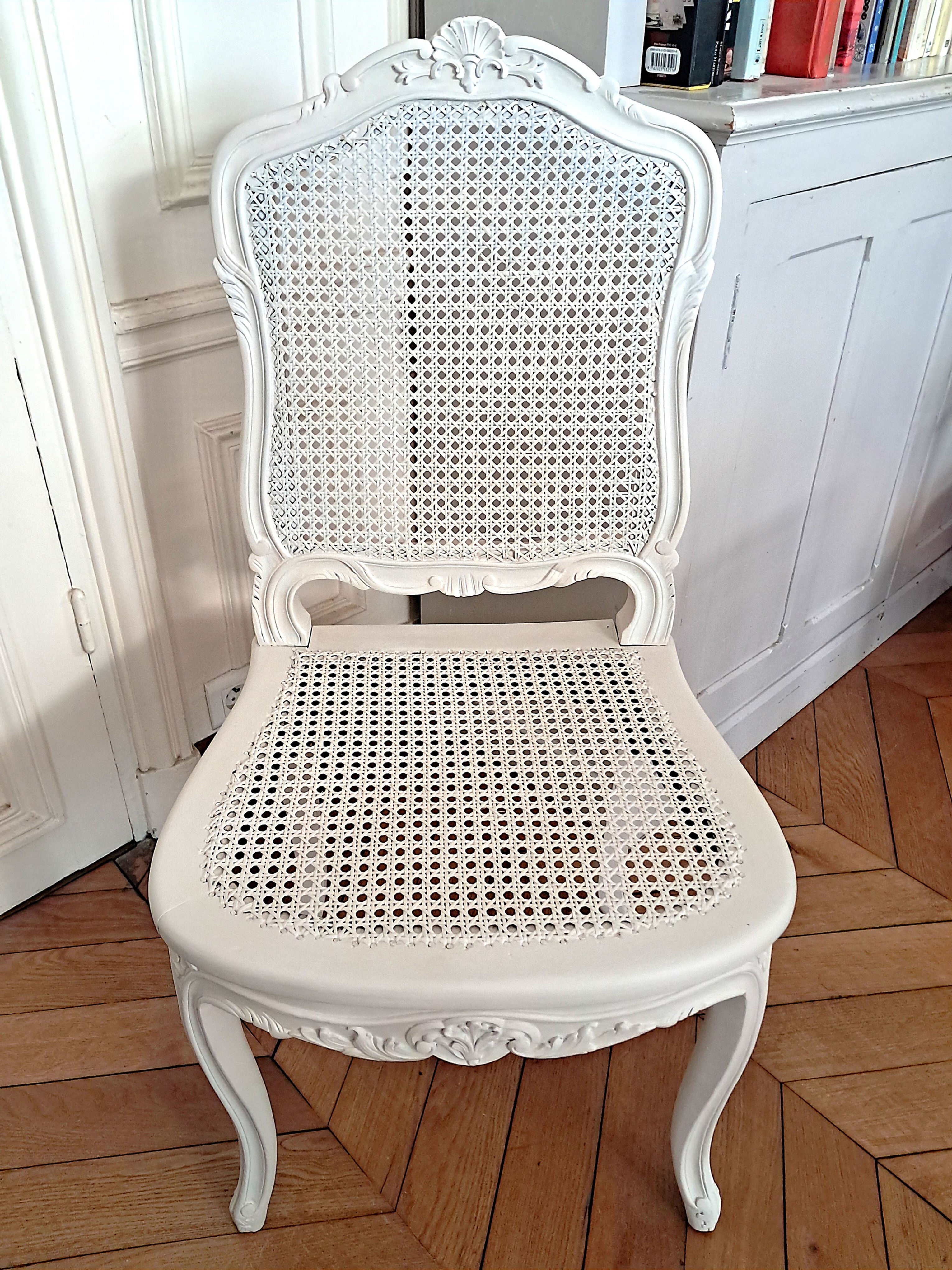 Chaise cannée ancienne patinée blanc-lin style Louis XV.