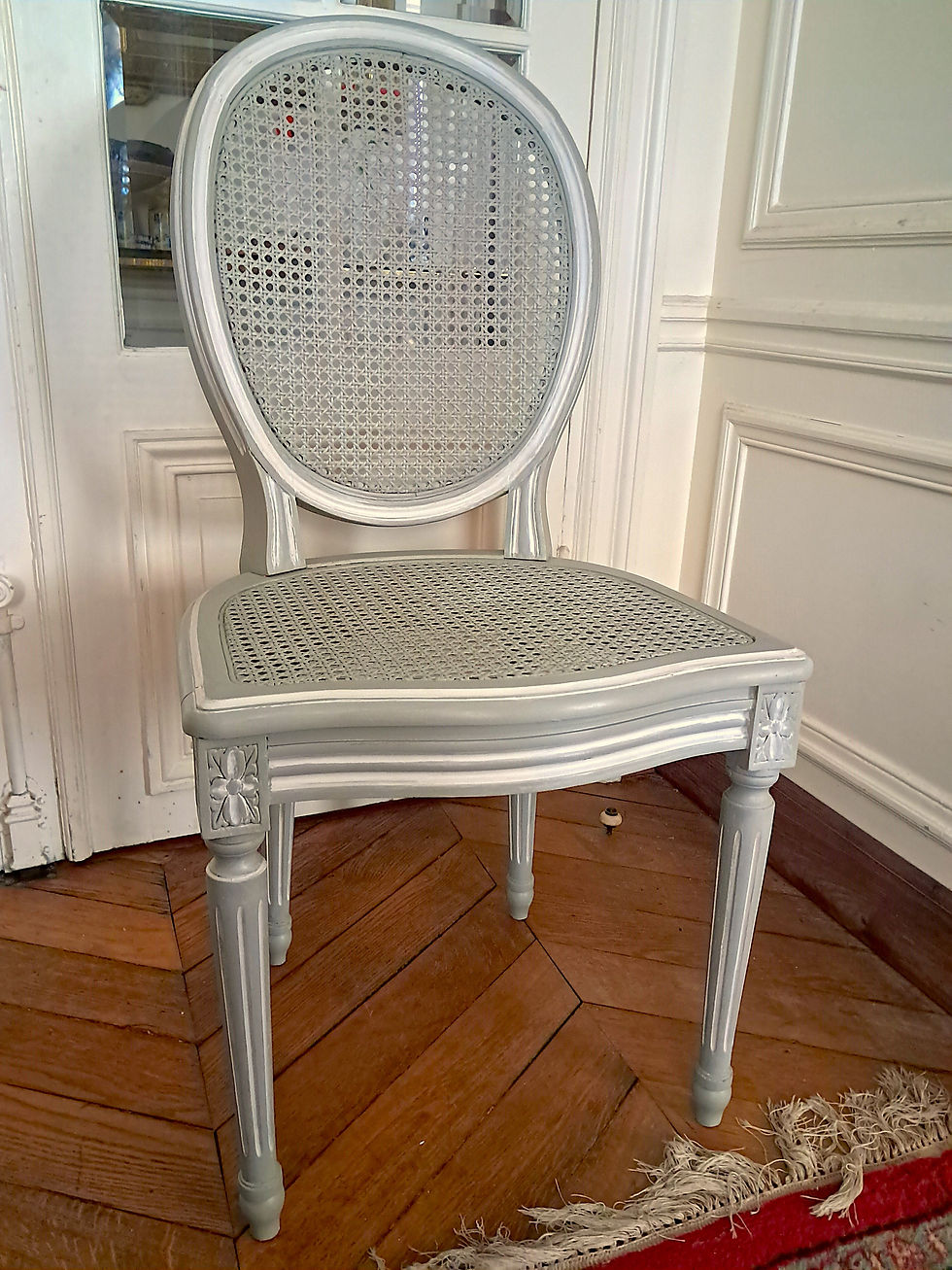 Chaise cannée ancienne patinée style Louis XVI.