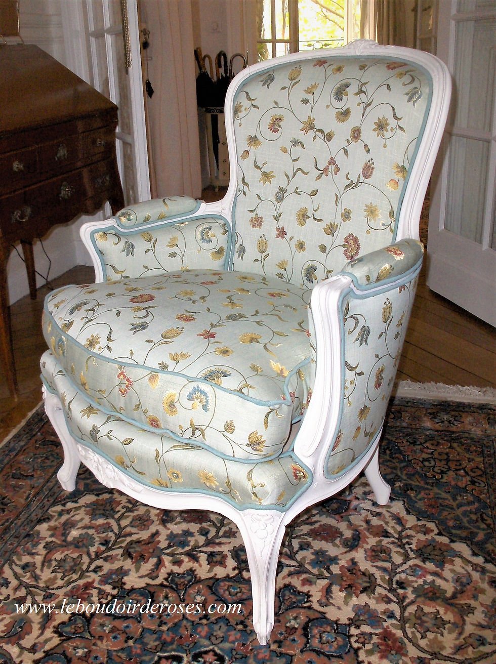 Miniature : Bergère tapissé ancienne, patiné blanc lin, tissu fleuri, assise coussin en plumes, style Louis XV, en hêtre massif.