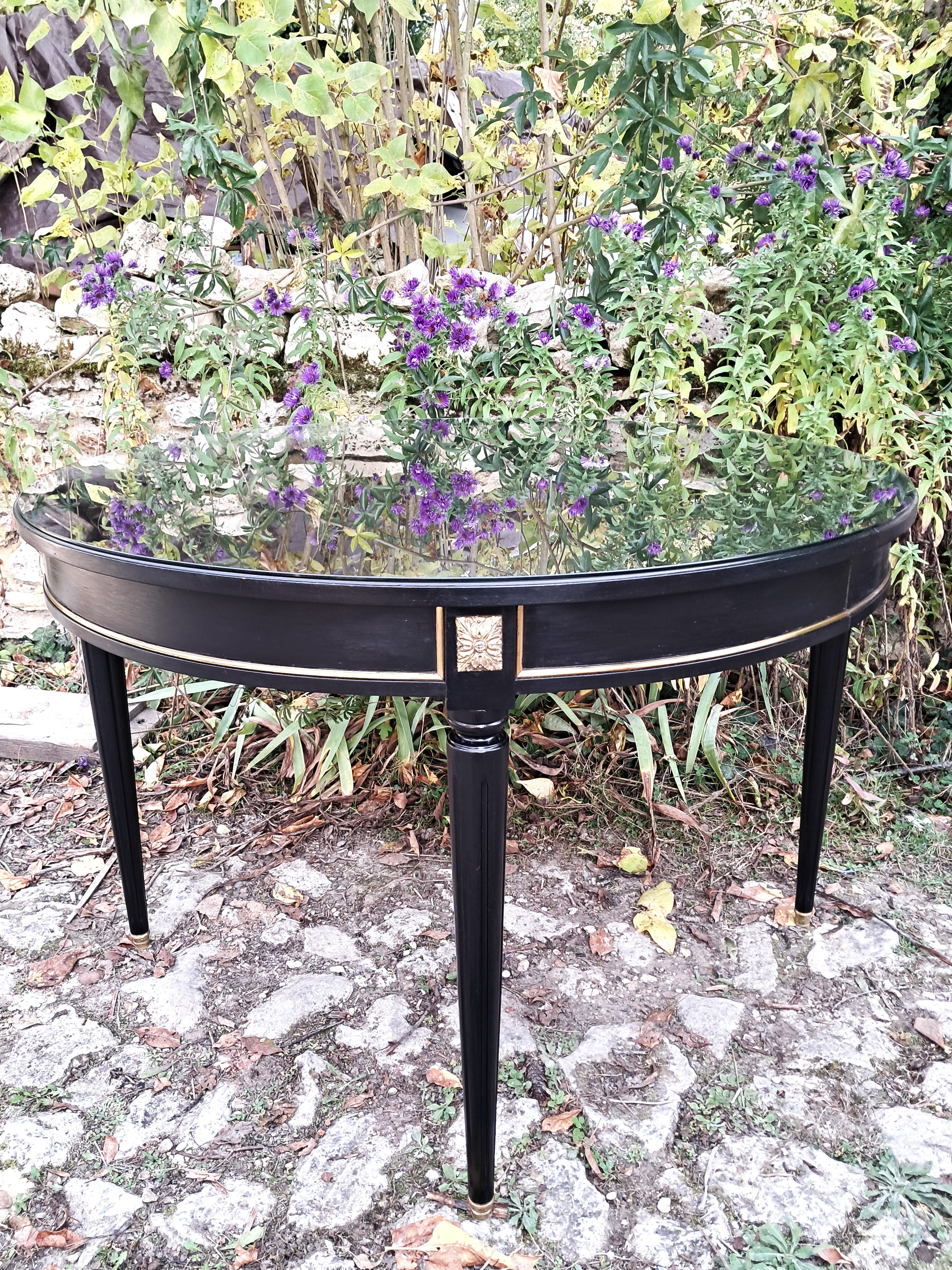 Table ronde ancienne patinée noire style Louis XVI.
