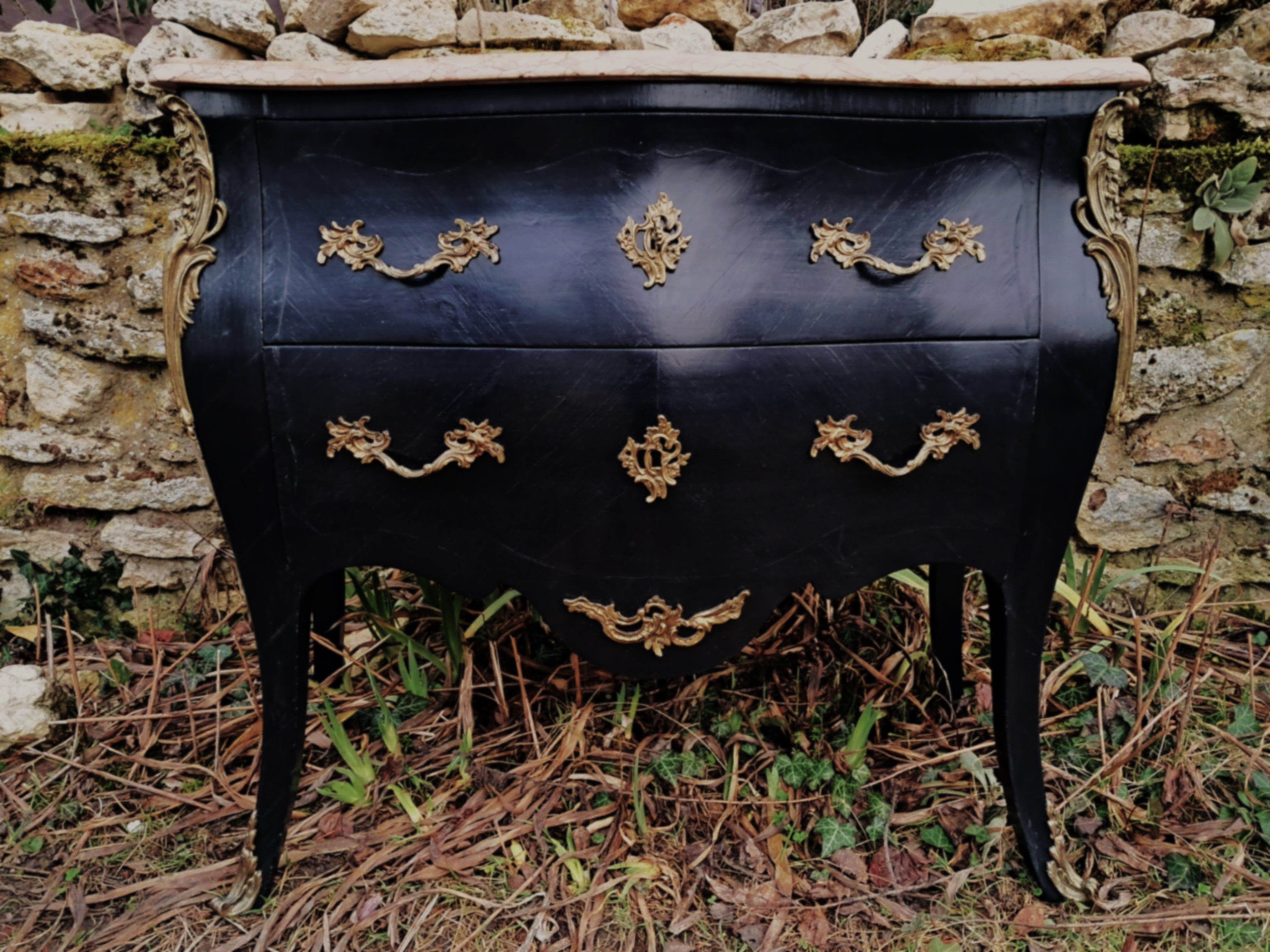 Commode galbée ancienne patinée noire style Louis XV.
